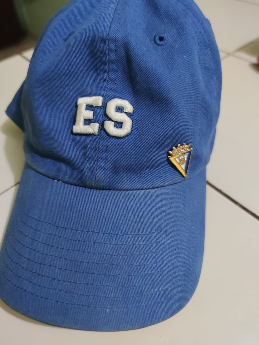 Una noche cualquiera en San Salvador:
Mi hijo le pide una foto al Mágico González y el le regala la gorra, con pin de <a href="/Cadiz_CF/">Cádiz Club de Fútbol</a> incluída...
NOCHE PERFECTA!
