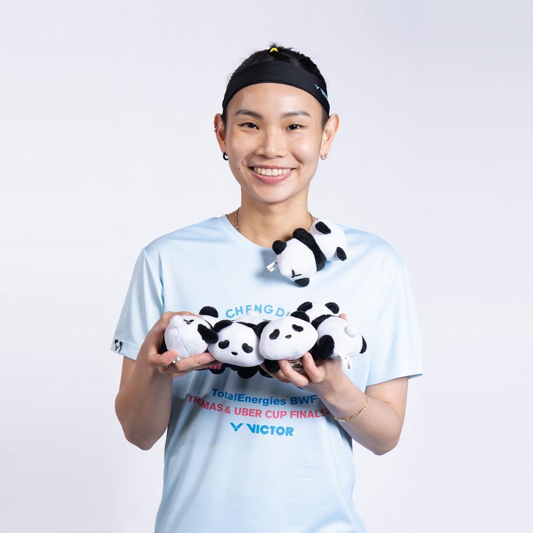 #TeamVICTOR meets the Panda in Chengdu 🐼 1⃣ day to go for the #Thomas&UberCupFinals2024 🔥 #VICTOR #ReadyToWin #OfficialEquipmentPartner