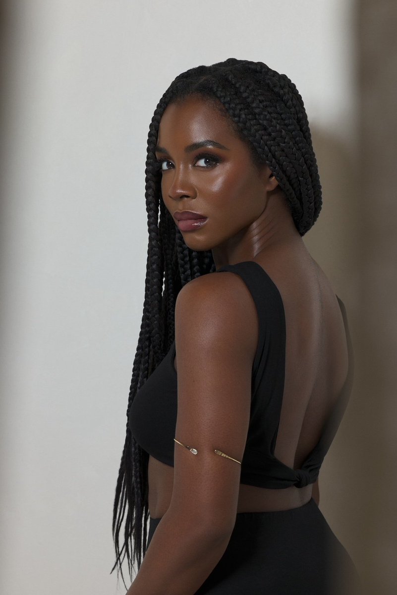 One thing both seasons have in common, is me getting regularly distracted by how insanely GORGEOUS Deborah Ayorinde's face is. Actual perfection. No exaggeration.

#ThemTheScare @ThemOnPrime