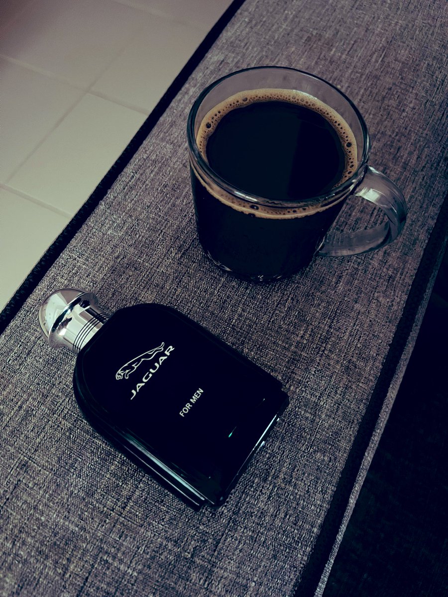 #رابطة_عشاق_العطور
كان ولا زال في نظري من ايقونات عطور الثمانينات عطّر الرجآل بكل اختصار' انتاج ١٩٨٨،عطر اخضر عشبي اروماتيك به ماضي الروائح الأصيلة،سيذكرك بعطور الآباء والأجداد وسيفتح باب الذكريات على مصراعيه، اداءه في نظري ممتاز 👌🏼 واسع الارتداء ولكل مناسبة