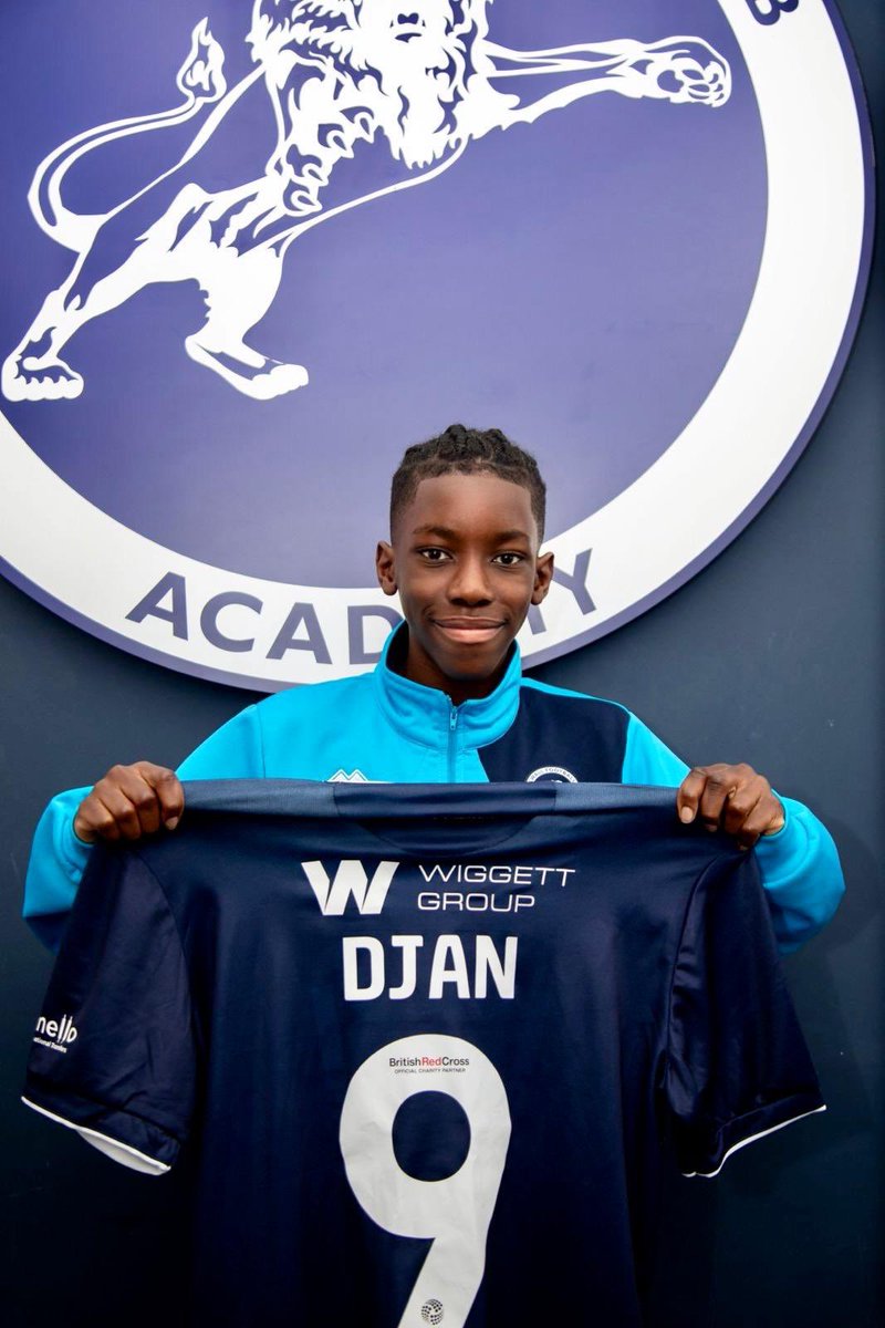 Congratulations to year 7 pupil Israel Djan who has officially signed a two-year contract this week with @MillwallFC ✍️ This is thoroughly deserved.⚽️ Everyone at the school is proud of you and the hard work continues.👏 #RoyalRussellFootball