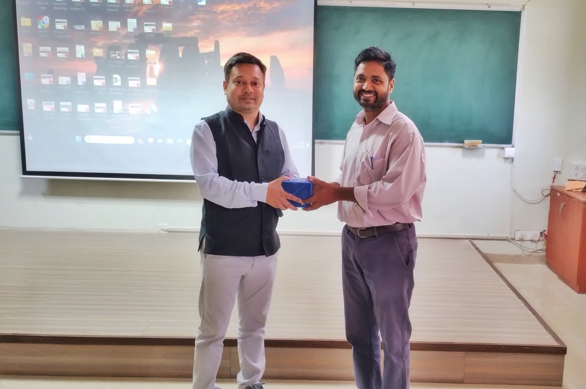 ASLab_iiserb's tweet image. Enjoyed hosting Prof. Asish Pal from INST Mohali for our department seminar. His insightful discussion on developing peptide-based materials with bio-inspired properties was an engaging session.