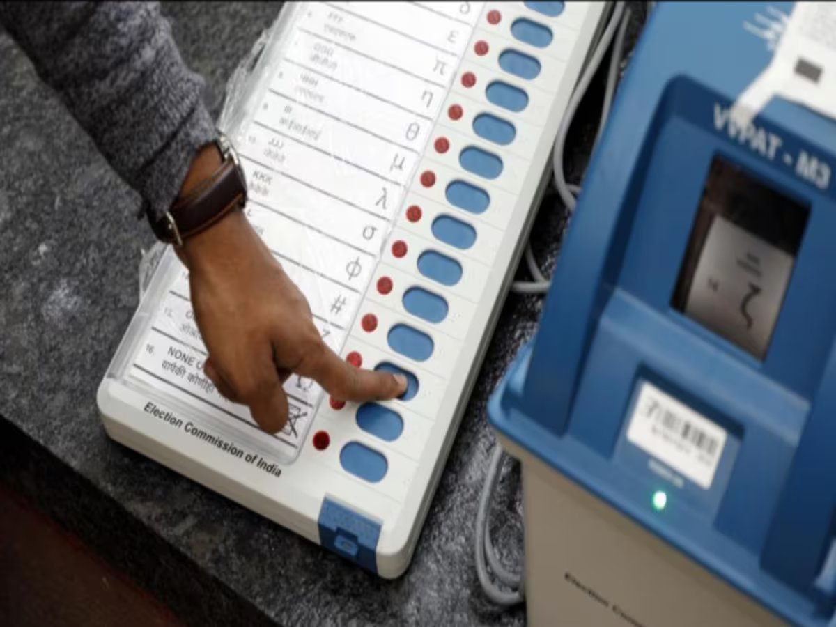 अलीगढ़ - ➡सिहोर गांव में ईवीएम मशीन खराब होने की सूचना ➡मशीन खराब होने के चलते मतदान में हो रही देरी #Aligarh #LokSabhaElections2024 #evmmachine #UttarPradesh