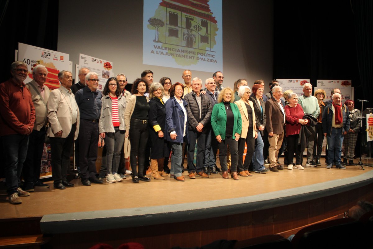40 anys de valencianisme polític a #alzira 
#25dAbril 
Un orgull de persones que han treballat pel nostre poble