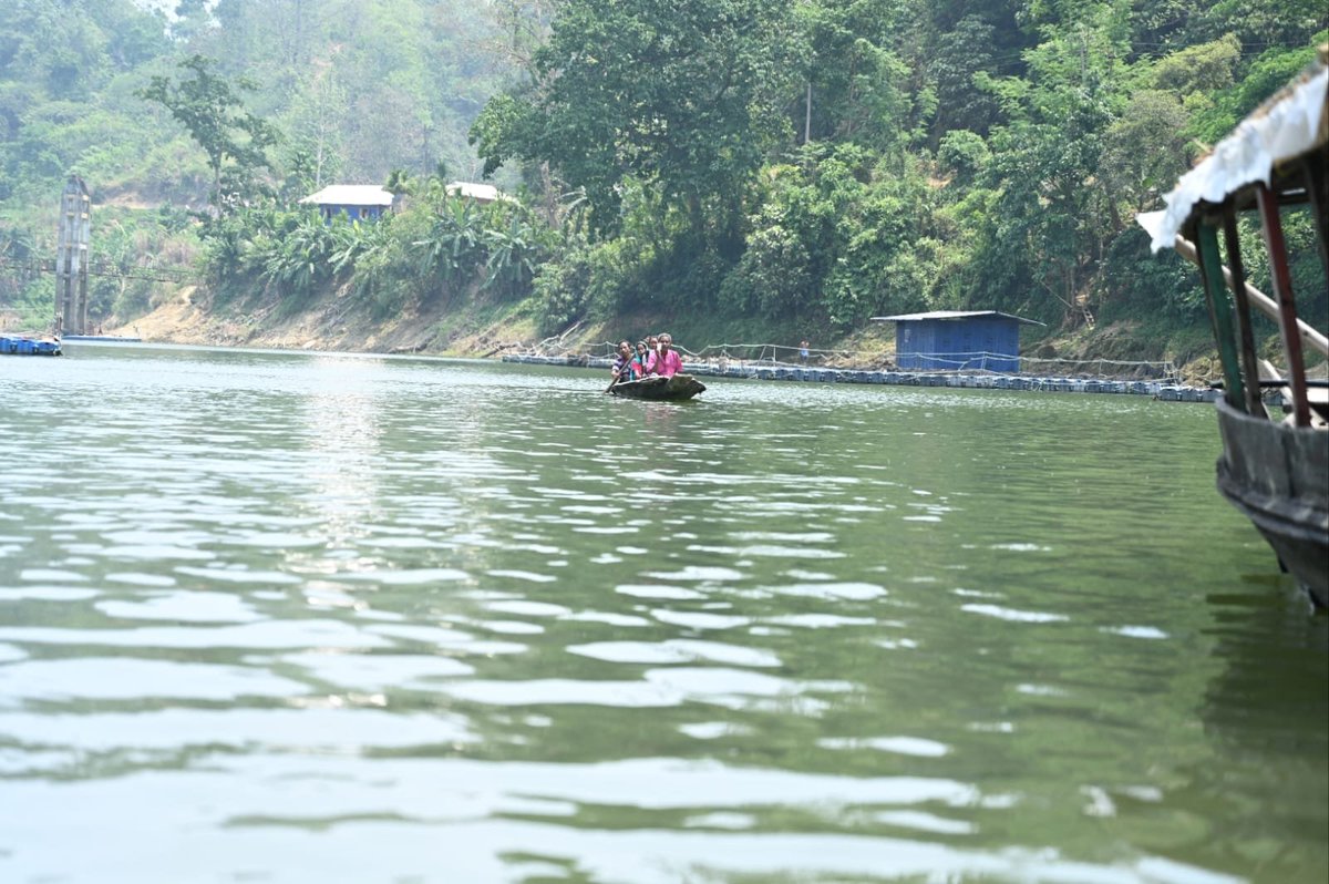 Tripura: Voters of remote area Raima Valley in Dhalai district, use boats to arrive at their polling booth to vote 
#Tripura #LokSabhaElections2024 #RaimaValley #VoteForINDIA