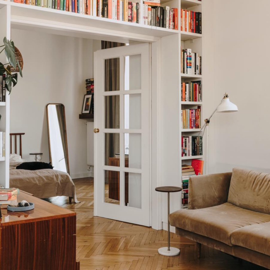 Bookmarking (😉) this clever and stylish use of bookshelf space for future reference 📚 
📸 via @labelmagazine

#acop #fridayfeels #fridayvibes #homedesign #homelibrary #homeoffice #LuxuryLiving #TimelessElegance #HomeDecorInspo #StyleAndFunction