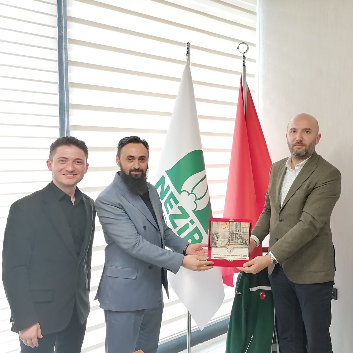 Türk Kızılay Yetkililerine, Nezir Derneği'ne yaptıkları nazik ziyaret için teşekkür ederiz. Hayra adanmış gönüllülerimizin desteğiyle toplumumuzun ihtiyaç duyduğu alanlarda hizmetlerimizi artırmayı Yüce Rabbimizden niyaz ediyoruz.