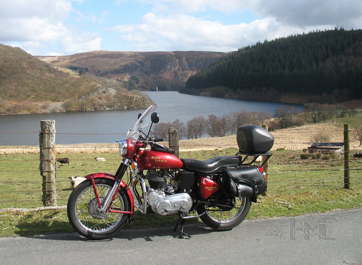 One of Hitchcocks customers touring round the Elan Valley. #royalenfield #royalenfieldindia #royalenfieldbullet #enfield #enfieldlove #bullet #madelikeagun #bulletlover #riding #ridepure #bike #vintage #classic #classicbike #england #classicmotorcycle #wales 🏴󠁧󠁢󠁷󠁬󠁳󠁿📷 📷 🇮🇳