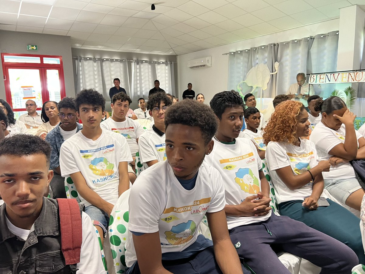 #SemaineDesMaths : au  lycée Patu de Rosemont, le recteur <a href="/pf_mourier/">PF MOURIER</a> ouvre la cérémonie de remise des prix du concours #Kaskoko de calcul mental dans la voie professionnelle, organisé par des professeurs de Maths-Sciences et  auquel ont participé 9389 élèves de l’<a href="/AcLaReunion/">Académie de La Réunion</a>