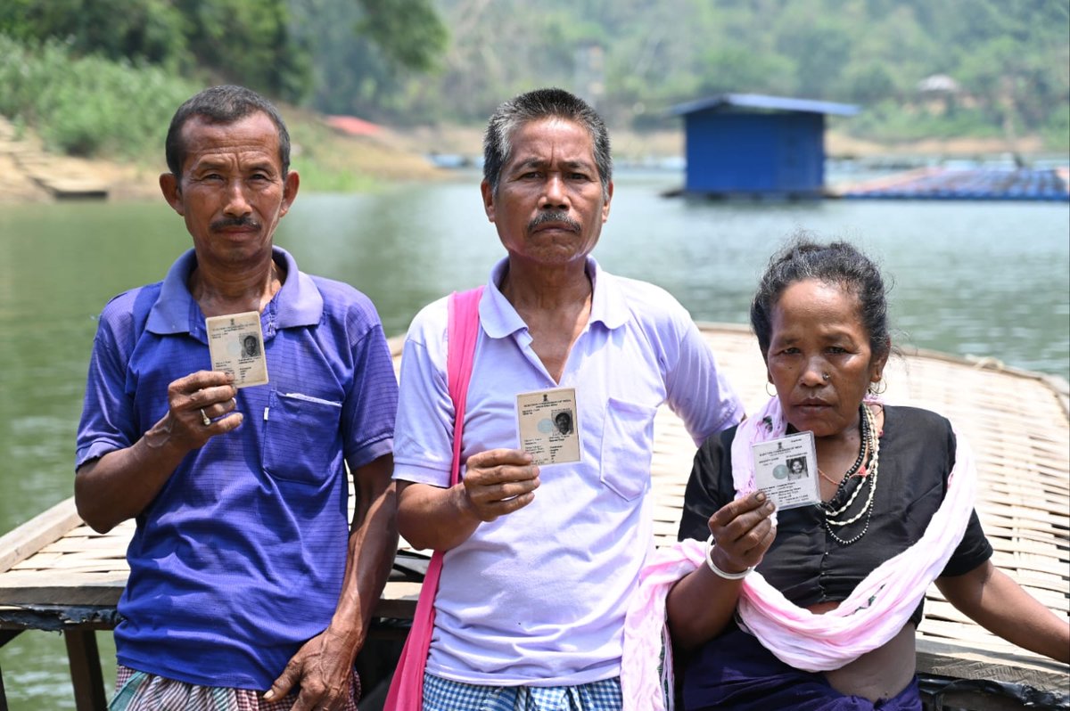 Vote By Boat !

Anchoring the choice : Voters of 44/68 Raima Valley AS remote area of Dhalai district, #Tripura are coming to cast their votes by using boats.

📸 @ceotripura 

#Phase2 #GeneralElections2024 #ChunavKaParv #DeshKaGarv