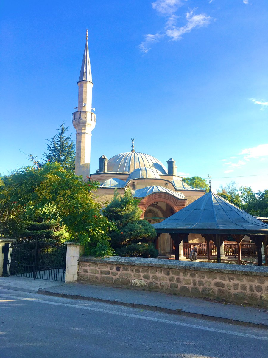 📍DÂRÜLHADİS KÜLLİYESİ (Edirne) 🔹Cami, medrese ve şadırvandan meydana gelen küçük bir külliyedir. 🔹Halk arasında külliyenin yaptırılma sebebi olarak Hz. Peygamber’in rüyasında II. Murad’a burada bir dârülhadis yaptırmasını tavsiye ettiği rivayeti yaygınlık kazanmıştır.