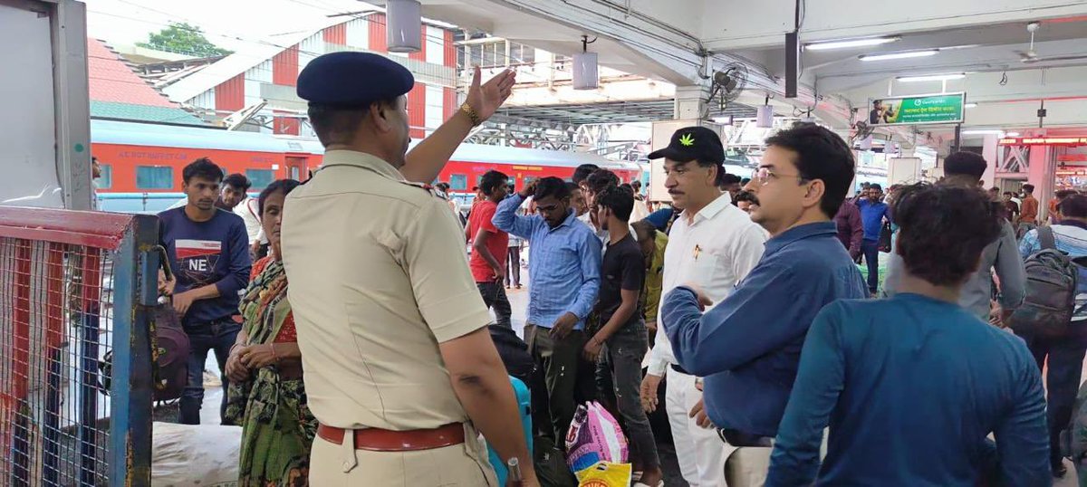 Serving diligently, Pune divisions officers and staff come together for crowd management and ticket checking at Pune Railway Station.
#PuneRailwayStation #CentralRailway