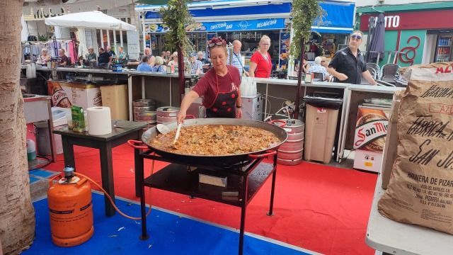 Can't get more traditional than a huge #Paella in the making at the #Feria San Miguel fiesta in #Torremolinos, Costa del Sol. #xiaomi #photos from our 10-night trip based in Benalmadena in my #flickr album 
#TravelSpain #CostaDelSol #photography #foodies 
buff.ly/44eMWwq