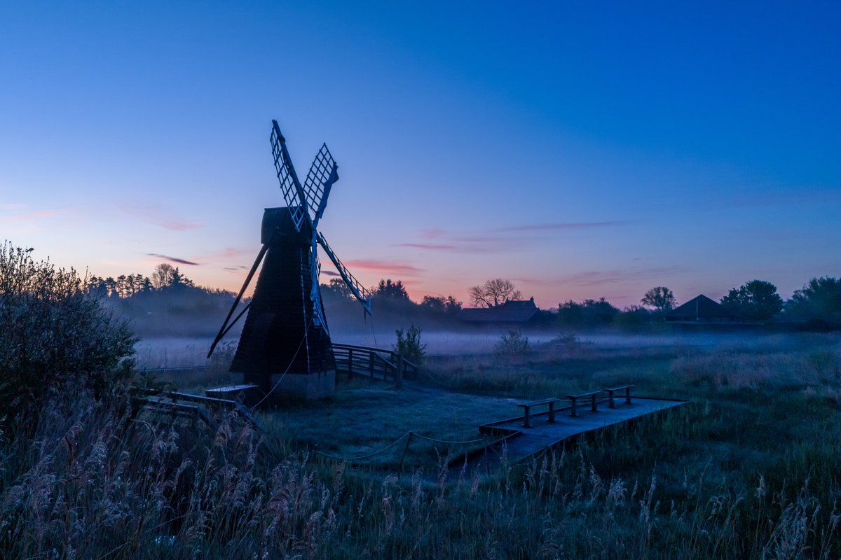 Atmospheric mist & ground frost, dawn today @WickenFenNT @StormHour @WeatherAisling @ChrisPage90 @ThePhotoHour @OPOTY @AP_Magazine #loveukweather @metoffice #landscapephotography @ElyPhotographic @SpottedInEly @FascinatingFens #sunrise #Cambridgeshire