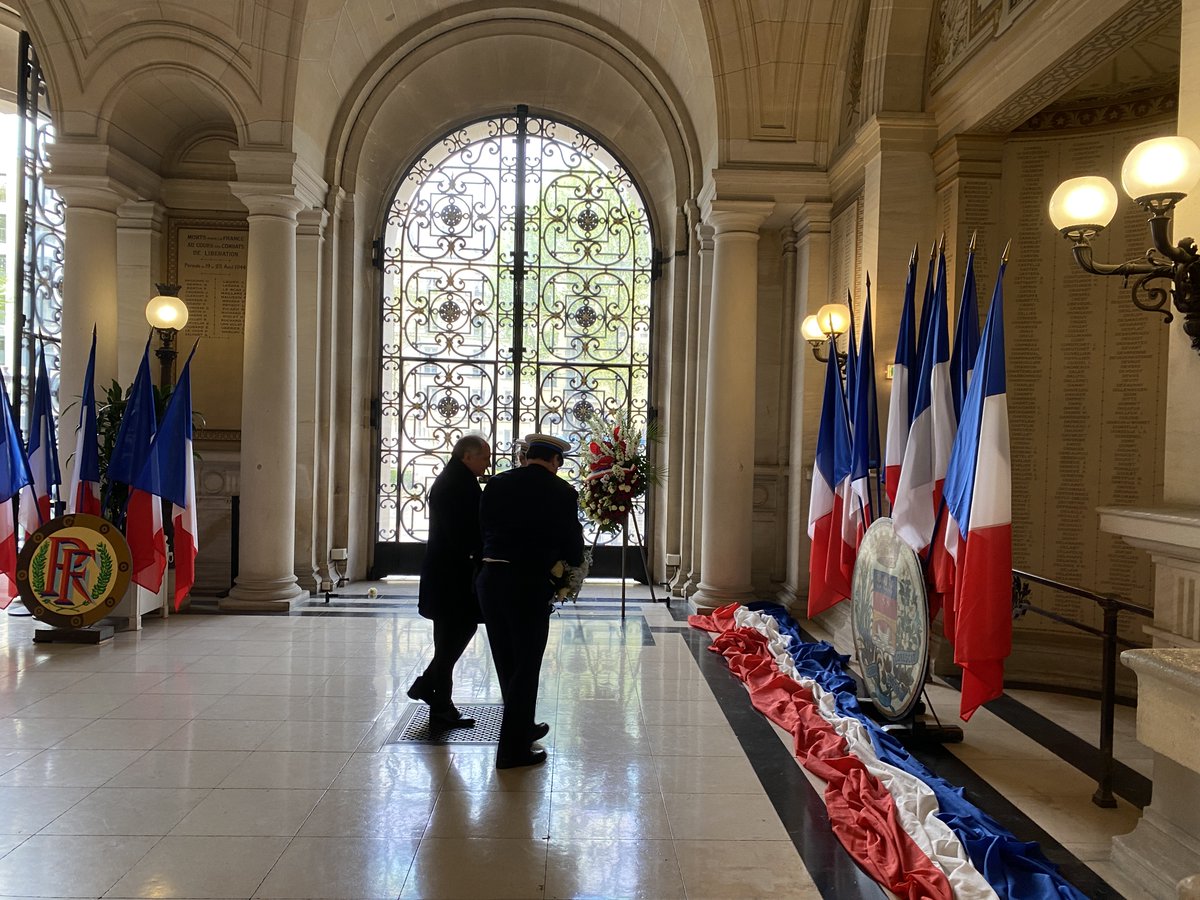 Neuilly commémorait ce matin la Journée nationale du souvenir de la déportation. Cérémonie à l'Hôtel de Ville en présence du maire @JCFromantin, des élus, de la député @ConstanceLeGrip, des associations d'anciens combattants et des Neuilléens.