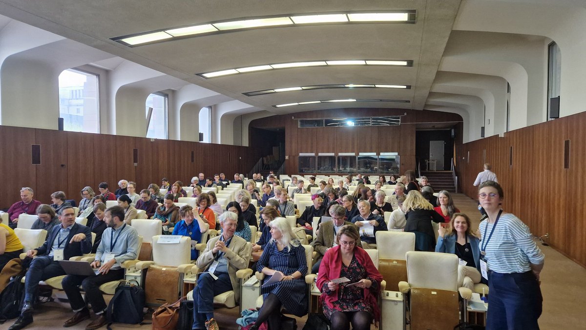 The room is filling up for the final day of LIBER #LAG24 Still time to squeeze in three library projects. We will hear examples from Frankfurt, Lille, and Manchester #buildingbridges