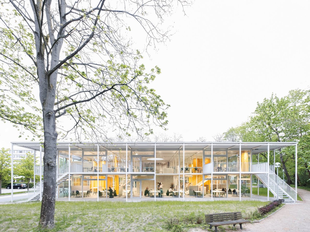 Der Europäische Architekturpreis @EUmiesAwards geht in diesem Jahr an das Studierendenhaus der #TUBraunschweig und seine zwei Architekten #GustavDüsing und #MaxHacke! Der Preis gilt als die renommierteste europäische Architekturauszeichnung.🤩 👉lnk.tu-bs.de/kr9vgU