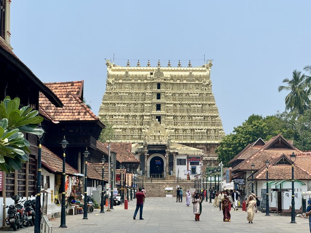 The gorgeous Padmanabhaswamy temple 🙏🏻 #Thiruvanthapuram