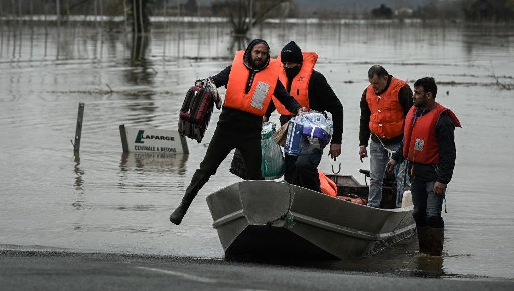 Inondations, feux de forêt : la @CroixRouge 🇫🇷 souhaite un sac d'urgence pour chaque Français en cas d'évacuation francebleu.fr/infos/environn…