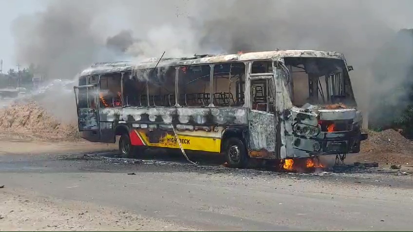 #Dhenkanal: Close shave for passengers as bus en route Bhubaneswar from Angul catches fire on NH-55 near Anandapur; reason of fire unknown; fire tenders douse flames 

#Odisha