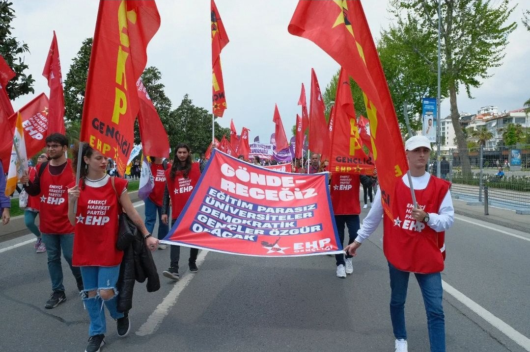 "Görülüyor ki aynı gemideyiz diyenlerle aynı meydanları kullanamıyoruz."

Hukuksuz ve hükümsüz yasağınızı tanımıyoruz. 
Bu yıl 1 Mayıs’ta Taksim Meydanı’ndayız ✊🏻🚩
