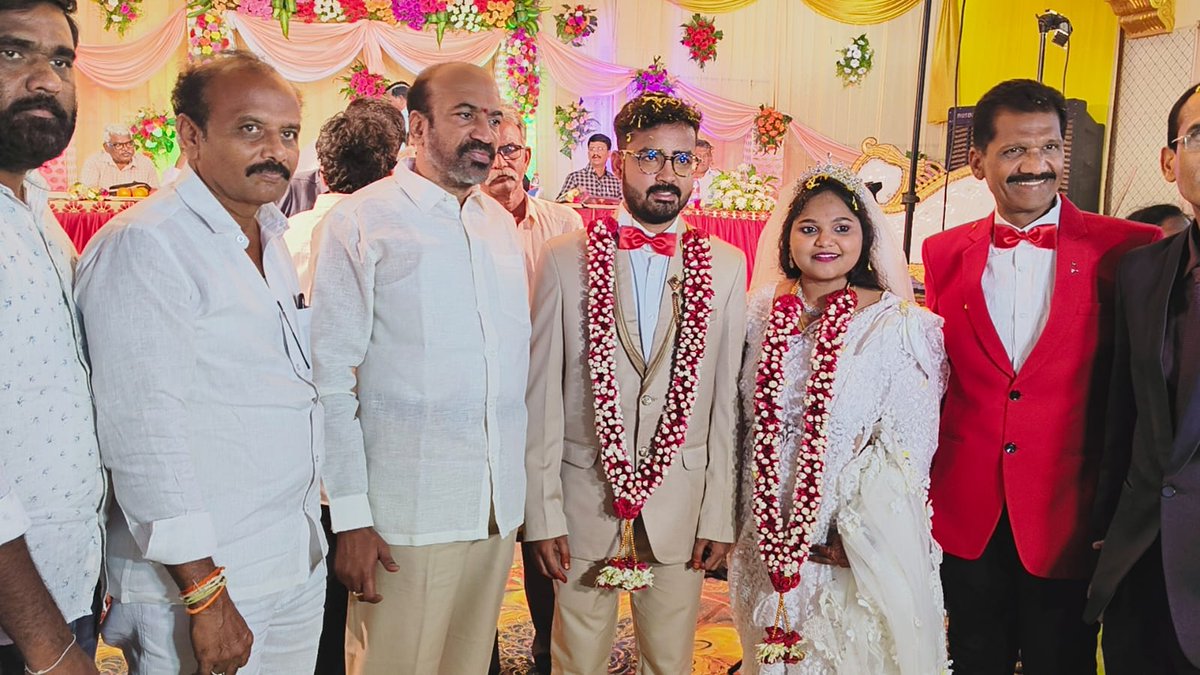PrabhakarVPC's tweet photo. అనంతపురం సీనియర్ రిపోర్టర్ ప్రదీప్ రెడ్డి కుమార్తె వివాహానికి హాజరై నూతన వధూవరులను ఆశీర్వదించడం జరిగింది
#vykuntamprabhakarchowdary
#teamVPC https://t.co/BWiFcqUtgb