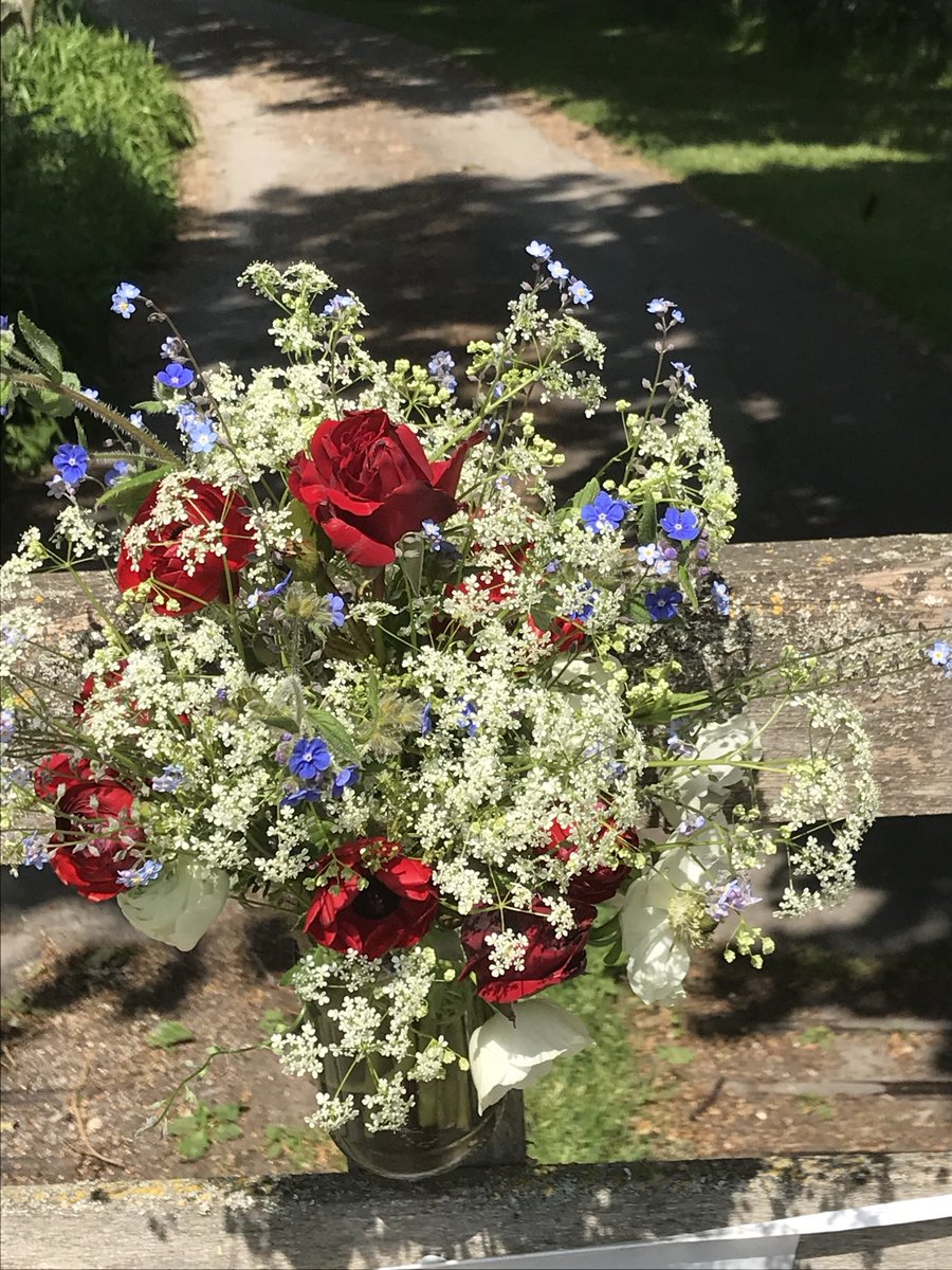 Good morning everyone!! We are supposed to have a dry day but would like it a bit warmer!! Nearly the weekend so how about some Cow Parsley Red Roses & Forget me knots! Enjoy! #britishflowers #homegrown