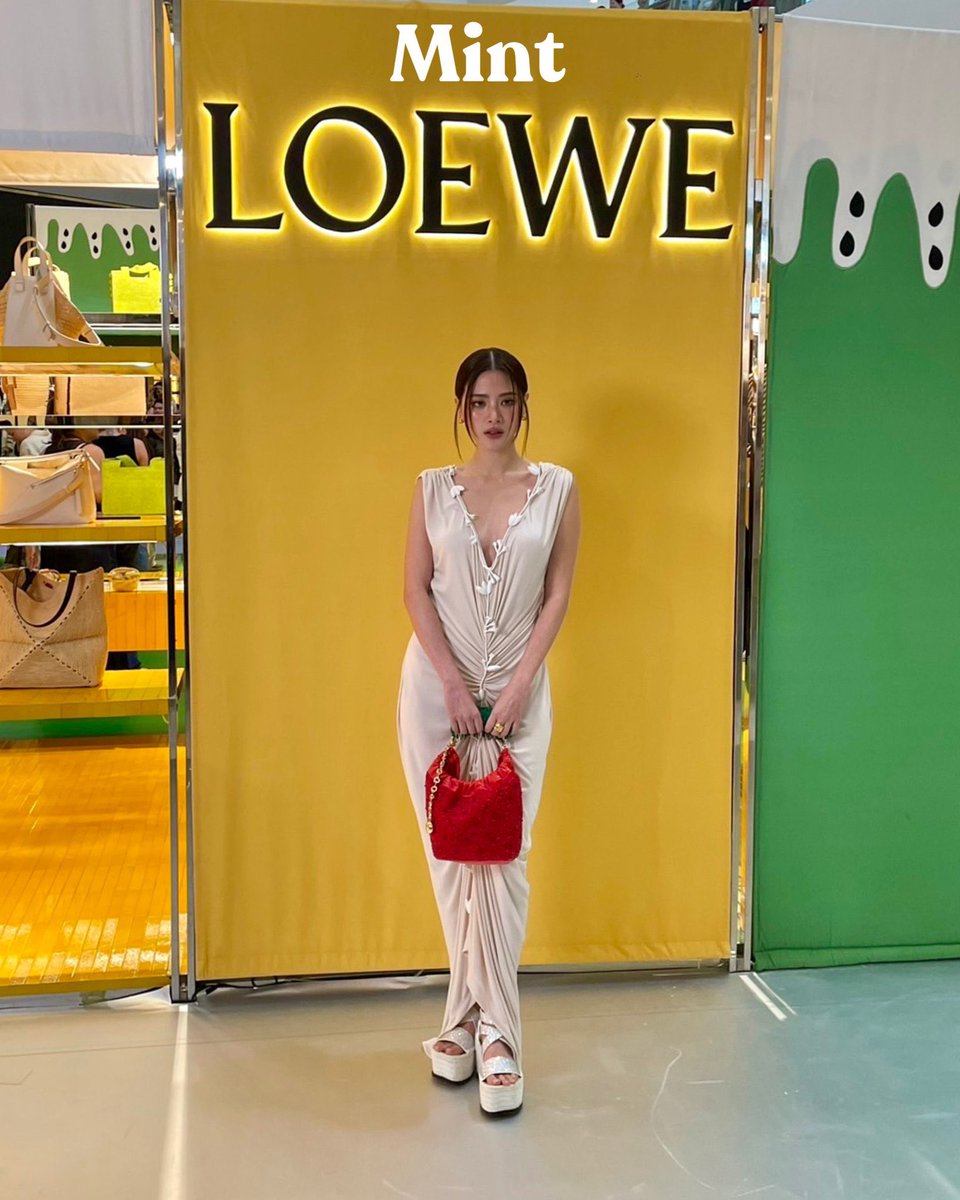 สวยมาก
 #ใบเฟิร์นพิมพ์ชนก 
#LOEWE
#Baifernbah
#LOEWEXBaifern