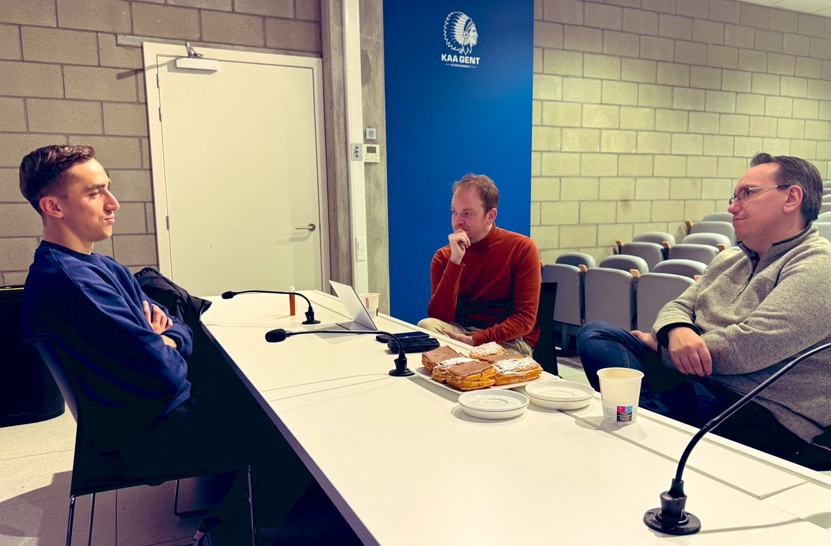 Een contractverlenging en ochtendlijke interviews, daar horen koffie en koeken bij. Voor Julien halen we straks wel een watertje en… een appel 🍏🎩😅 #kaagent