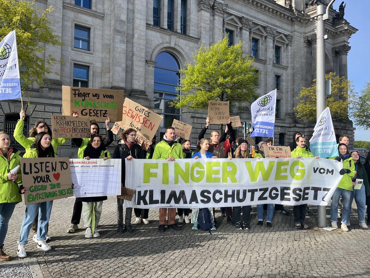 Last-Minute-Aktion vor Bundestagsabstimmung zum #Klimaschutzgesetz: Mit @FridayForFuture rufen wir alle MdB auf dem Weg zum Plenarsaal persönlich auf, GEGEN die Entkernung zu stimmen. Auf dem Spiel stehen verbindliche Sektorziele, echter Klimaschutz & unser aller Zukunft.