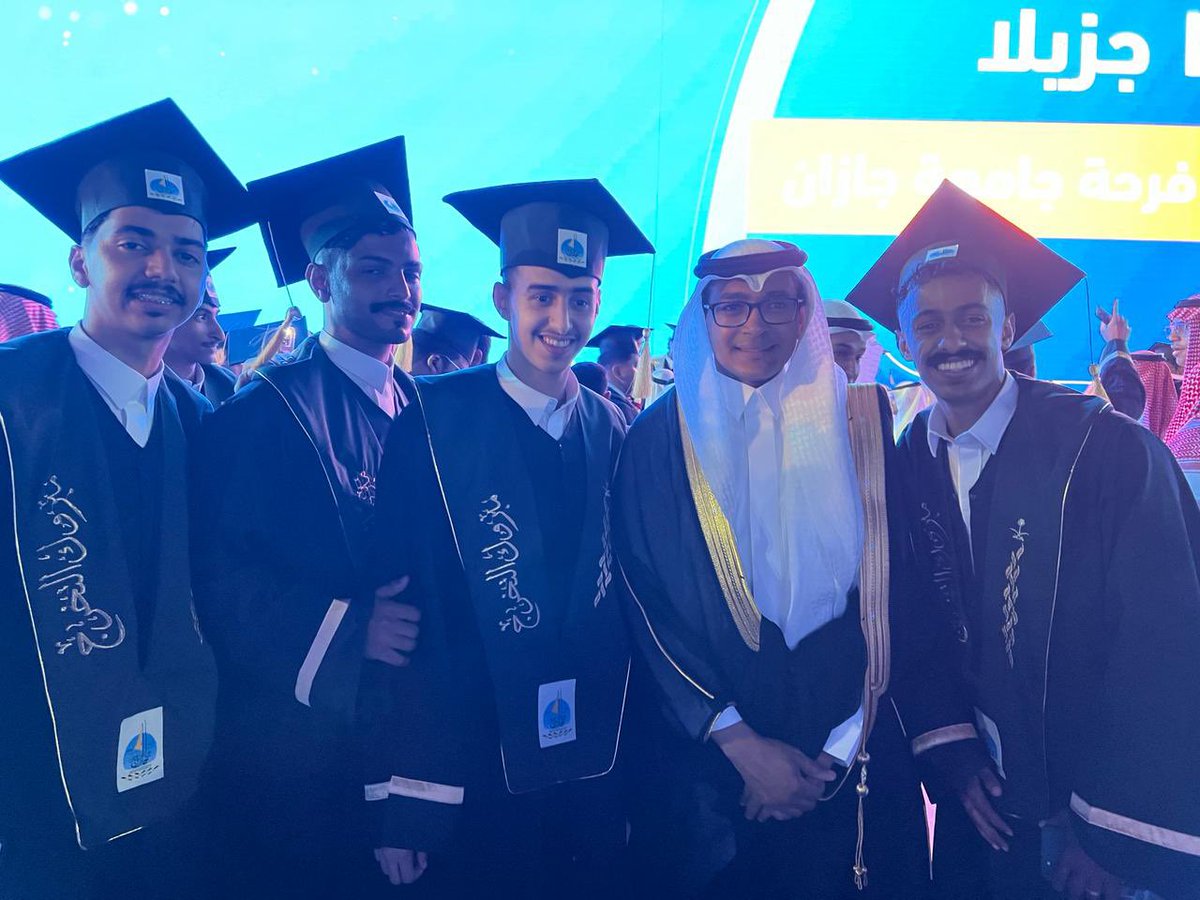 مشاهدات من مشاركة عميد ومنسوبي الكلية فرحة الطلبة في حفل #جامعة_جازان بتخريج الدفعة الـ 19. 
#حفل_تخريج_الدفعة_19