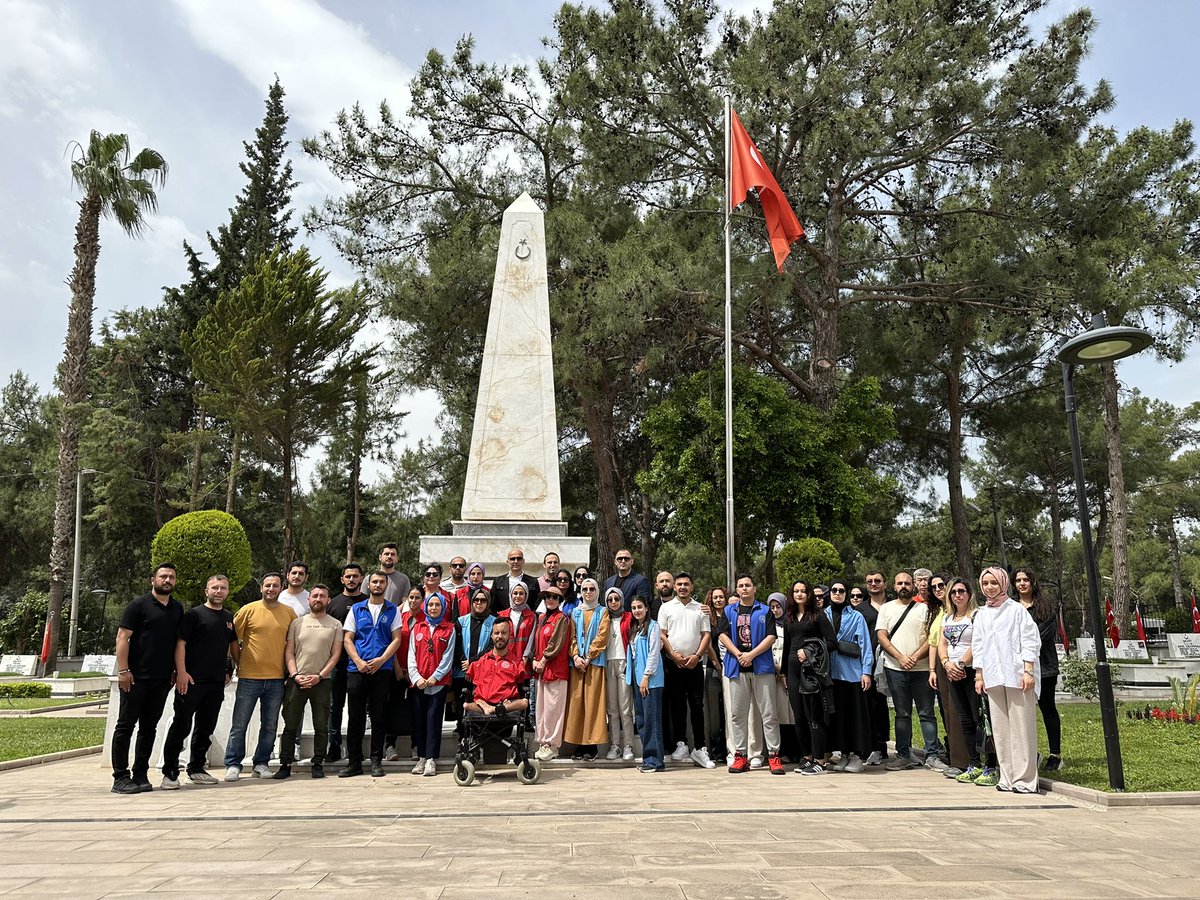 📍Uncalı Şehit Mezarlığı Yüreklerindeki sarsılmaz imanla, vatan topraklarını geçilmez kılan 57. Piyade Alay kahramanlarımızı Uncalı Şehitliği’nde rahmet ve minnetle andık.🇹🇷 #AynıRuhlaÇanakkale🇹🇷