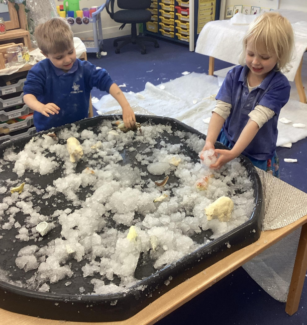 Eliz_Coll's tweet photo. Pre-School has been getting messy!
The Wrens have enjoyed playing with corn flour building snowmen, making cakes &amp; rolling pizza dough! Meanwhile their friends in Kingfishers have flown to the Arctic &amp; Antarctica. They have had so much fun playing in the ‘snow’ and ‘ice’! #ECJS https://t.co/Btr3qYXjLU