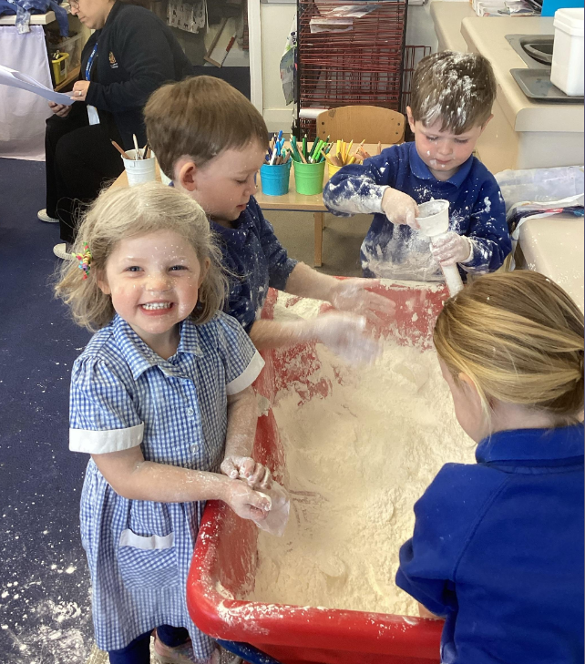 Eliz_Coll's tweet photo. Pre-School has been getting messy!
The Wrens have enjoyed playing with corn flour building snowmen, making cakes &amp; rolling pizza dough! Meanwhile their friends in Kingfishers have flown to the Arctic &amp; Antarctica. They have had so much fun playing in the ‘snow’ and ‘ice’! #ECJS https://t.co/Btr3qYXjLU