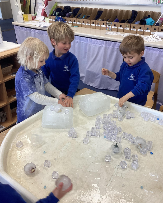 Eliz_Coll's tweet photo. Pre-School has been getting messy!
The Wrens have enjoyed playing with corn flour building snowmen, making cakes &amp; rolling pizza dough! Meanwhile their friends in Kingfishers have flown to the Arctic &amp; Antarctica. They have had so much fun playing in the ‘snow’ and ‘ice’! #ECJS https://t.co/Btr3qYXjLU