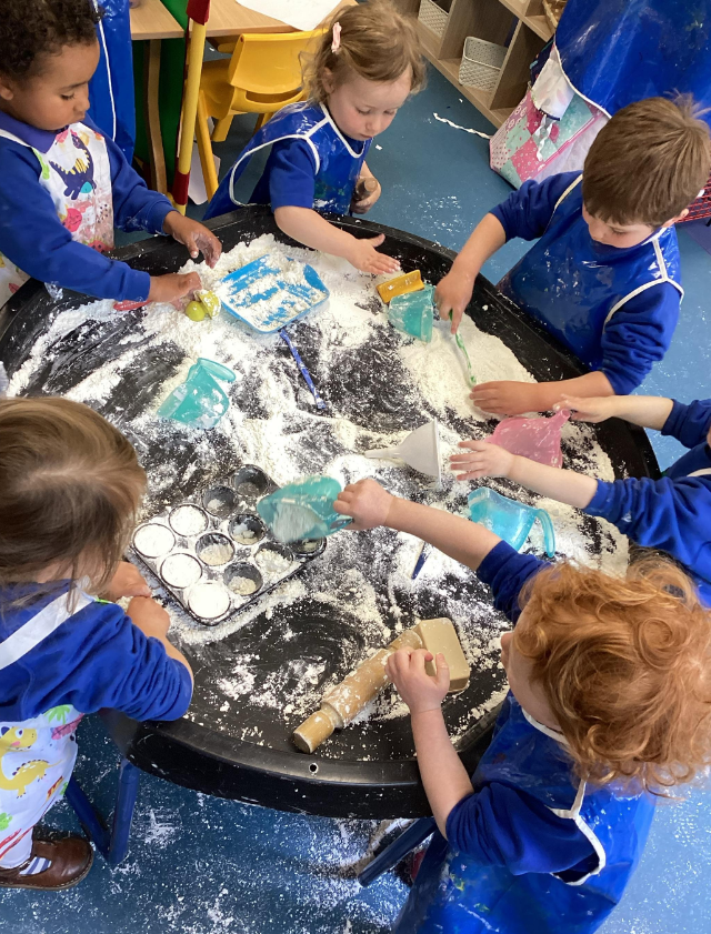 Eliz_Coll's tweet photo. Pre-School has been getting messy!
The Wrens have enjoyed playing with corn flour building snowmen, making cakes &amp; rolling pizza dough! Meanwhile their friends in Kingfishers have flown to the Arctic &amp; Antarctica. They have had so much fun playing in the ‘snow’ and ‘ice’! #ECJS https://t.co/Btr3qYXjLU