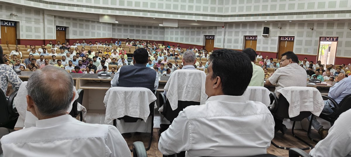 राष्ट्रीय मानसिक स्वास्थ्य कार्यक्रम के अन्तर्गत आज कृषि निदेशालय उत्तर प्रदेश के प्रेक्षागृह मे "तनाव प्रबंधन एवं आत्महत्या रोक थाम कार्यशला" का अयोजन कृषि निदेशक डा जितेन्द्र कुमार तोमर जी की अध्यक्षता में आयोजित हुई,कार्यशाला मे विभाग के सभी अधिकारी एवं कर्मचारियों ने भाग लिया