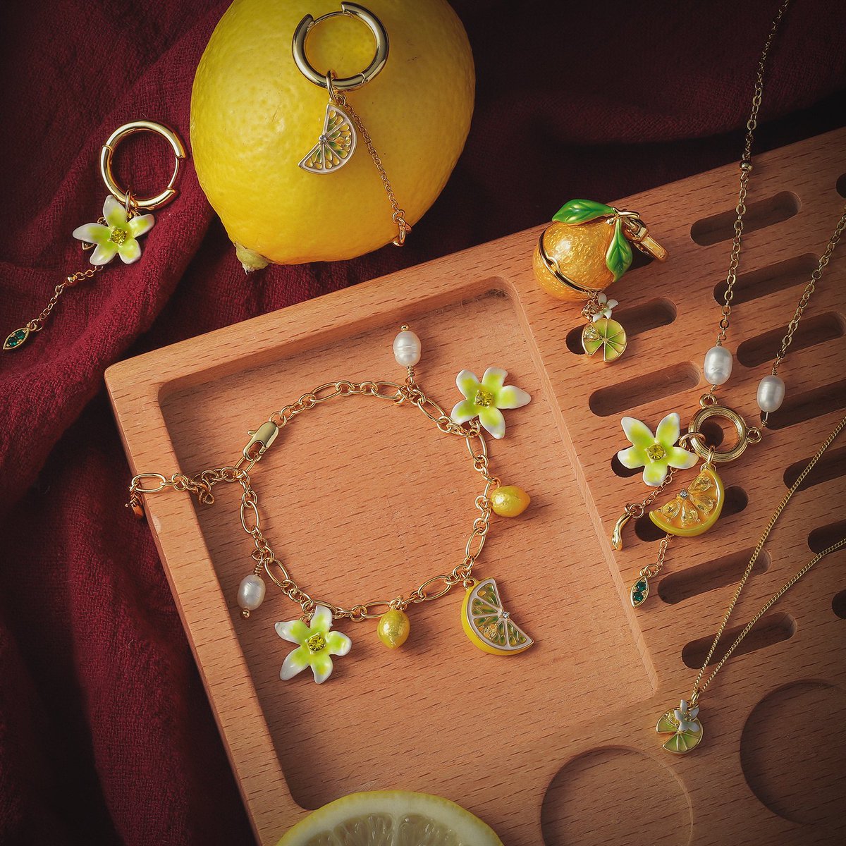 Do you like lemons? If you do, come to join our Lemon Club. Wearing these accessories will make you feel different about yourself.😆💖🍋

Shop in the link🔗selenichast.com/collections/le…
#selenichast #selenichastjewel #lemonflowernecklace #lemonbracelet  #lemonearrings #locketnecklace