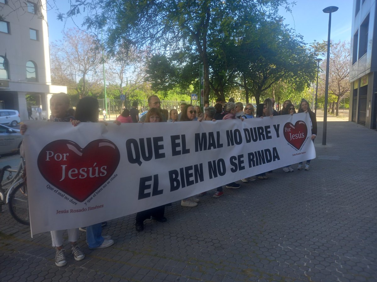 La lucha de una madre y un padre en la puerta del juzgado. Hoy arranca el juicio al menor imputado por el crimen de Halloween #justiciaparaJesús