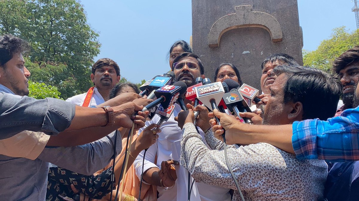 VenkatBalmoor's tweet photo. అమరవీరుల స్థూపాని పసుపు నీళ్లతో శుద్ధి.

*అమరవీరుల చావుకి కారణమైన హంతకుడు @BRSHarish ఉద్యమ సమయంలో నిరుద్యోగులను,యువతను పొట్టనపెట్టుకున్న వ్యక్తి హరీష్ రావు.

*అలాంటి వ్యక్తి అమరవీరుల స్థూపం వద్దకు రావడం తో ఈ ప్రాంతం మైల పడింది. అందుకే పసుపు నీళ్లతో శుద్ధి చేయడం జరిగింది.

*10 ఏళ్లుగా హరీష్ రావు కి బీఆర్ఎస్ నాయకులకు ఏనాడు అమరవీరులు గుర్తుకు రాలేదు.

*హరీష్ రావు టిఆర్ఎస్ లో ఒక జీతగాడు మాత్రమే.

* సీఎం @revanth_anumula గారు ఇచ్చిన మాట ప్రకారం ఆగస్టు 15 వరకు ఏకకాలంలో రుణమాఫీ చేసి తీరుతారు. 

*హరీష్ రావు స్పీకర్ ఫార్మాట్లో కాకుండా రాజీనామా లేఖను రాజకీయం చేశారు. 
 హరీష్ రావు రాజీనామా లేఖ వృధా కానివ్వను

*ఆగస్టు 15 తర్వాత ఖచ్చితంగా రాజీనామాను ఆమోదింపజేసే బాధ్యత నేను తీసుకుంటాను

*శాసనసభ వ్యవహారాల మంత్రిగా పని చేసిన ఆయనకు రాజీనామా ఎలా చేయాలో కూడా తెలీదా...

*కేవలం రాజకీయం కోసం వచ్చి డ్రామాలు అడుతున్నారు.

*ఆగస్ట్ 15 వ తేదీ లోగా 2లక్���ల రుణమాఫీ చేస్తే సీఎం రేవంత్ రెడ్డి గారు చెప్పిన్నట్లు  బీఆర్ఎస్ రద్దు చేస్తారో లేదో కేసీఆర్ గారిని చెప్పమనండి.

*నిజంగా మీకు చిత్తశుద్ధి ఉంటే దొంగల వచ్చి వెళ్ళడం కాదు. పదేళ్లలో మీరు ఏం చేశారో చెప్పండి.... రండి ఎమ్మెల్సీ గా నేను మీకు సవాల్ విసురుతున్నాను.