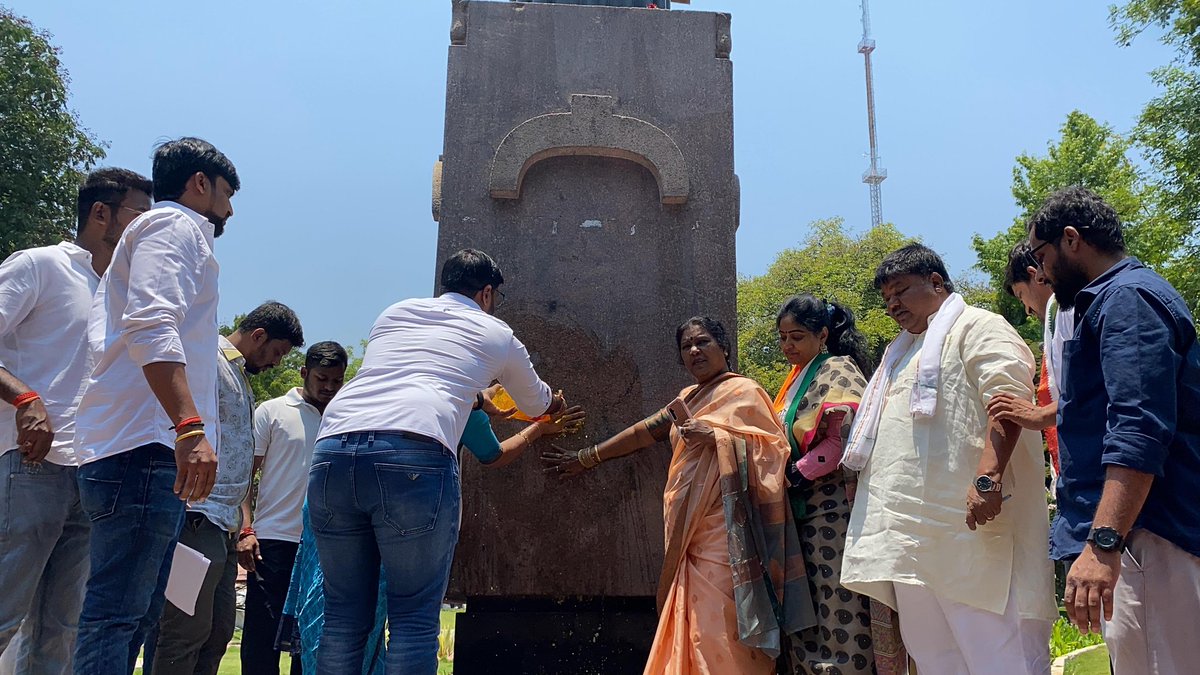 VenkatBalmoor's tweet photo. అమరవీరుల స్థూపాని పసుపు నీళ్లతో శుద్ధి.

*అమరవీరుల చావుకి కారణమైన హంతకుడు @BRSHarish ఉద్యమ సమయంలో నిరుద్యోగులను,యువతను పొట్టనపెట్టుకున్న వ్యక్తి హరీష్ రావు.

*అలాంటి వ్యక్తి అమరవీరుల స్థూపం వద్దకు రావడం తో ఈ ప్రాంతం మైల పడింది. అందుకే పసుపు నీళ్లతో శుద్ధి చేయడం జరిగింది.

*10 ఏళ్లుగా హరీష్ రావు కి బీఆర్ఎస్ నాయకులకు ఏనాడు అమరవీరులు గుర్తుకు రాలేదు.

*హరీష్ రావు టిఆర్ఎస్ లో ఒక జీతగాడు మాత్రమే.

* సీఎం @revanth_anumula గారు ఇచ్చిన మాట ప్రకారం ఆగస్టు 15 వరకు ఏకకాలంలో రుణమాఫీ చేసి తీరుతారు. 

*హరీష్ రావు స్పీకర్ ఫార్మాట్లో కాకుండా రాజీనామా లేఖను రాజకీయం చేశారు. 
 హరీష్ రావు రాజీనామా లేఖ వృధా కానివ్వను

*ఆగస్టు 15 తర్వాత ఖచ్చితంగా రాజీనామాను ఆమోదింపజేసే బాధ్యత నేను తీసుకుంటాను

*శాసనసభ వ్యవహారాల మంత్రిగా పని చేసిన ఆయనకు రాజీనామా ఎలా చేయాలో కూడా తెలీదా...

*కేవలం రాజకీయం కోసం వచ్చి డ్రామాలు అడుతున్నారు.

*ఆగస్ట్ 15 వ తేదీ లోగా 2లక్���ల రుణమాఫీ చేస్తే సీఎం రేవంత్ రెడ్డి గారు చెప్పిన్నట్లు  బీఆర్ఎస్ రద్దు చేస్తారో లేదో కేసీఆర్ గారిని చెప్పమనండి.

*నిజంగా మీకు చిత్తశుద్ధి ఉంటే దొంగల వచ్చి వెళ్ళడం కాదు. పదేళ్లలో మీరు ఏం చేశారో చెప్పండి.... రండి ఎమ్మెల్సీ గా నేను మీకు సవాల్ విసురుతున్నాను.
