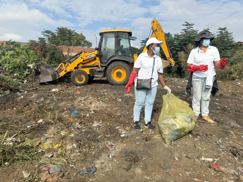 [IN PICTURES] Tswelopele clean-up campaign is in full swing in Pretoria North. Teams are cutting grass, picking up waste and cleaning the local open spaces. @CityTshwane