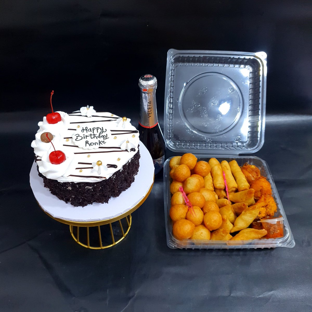 I repeated this semi frosted cake for another client who doesn't want all that icing. Size 6 cake with whipped cream frosting Price: 7500 Small chops pack: 8000 Note: cakes and small chops are available to order everyday. Send a DM or use the link in bio for order placement.