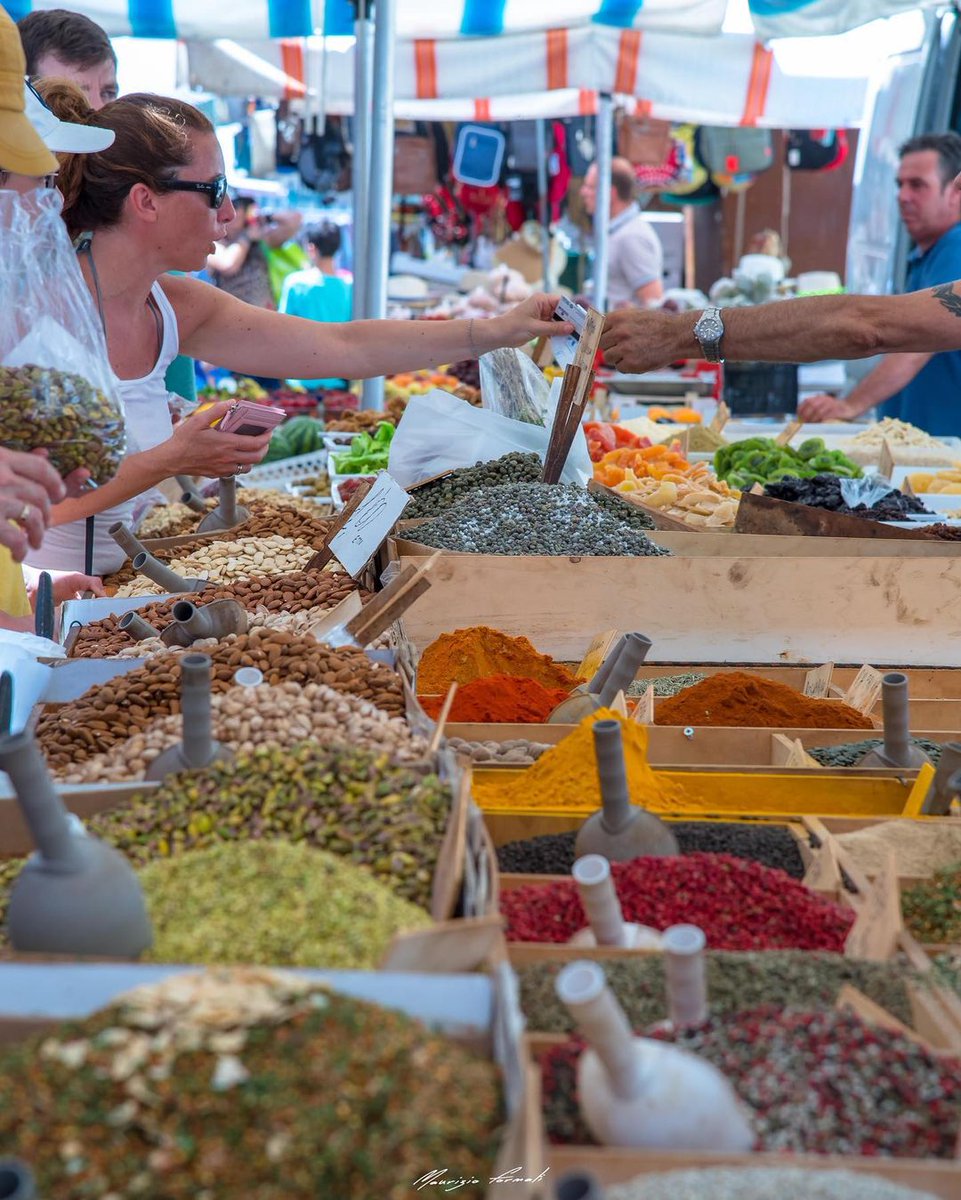 Discovering Sicilian flavours: the 𝗔𝗻𝗰𝗶𝗲𝗻𝘁 𝗠𝗮𝗿𝗸𝗲𝘁 𝗼𝗳 𝗢𝗿𝘁𝗶𝗴𝗶𝗮! It is much more than a market: it is a journey into the flavours and traditions that make our beloved island unique, an authentic reflection of Sicilian life. 📷 M.Formati #visitsicilyinfo