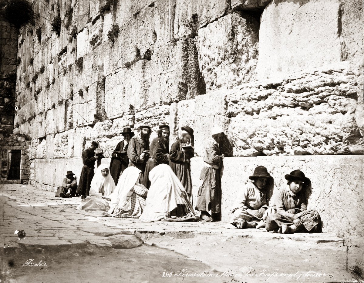 Osmanlı İdaresinde Kudüs  1870 - Ağlama Duvarı 

Yahudilerce 'Kotel' veya 'Batı Duvarı' olarak adlandırılan
bu duvar,Müslümanlarca Hz.Muhammed'in miraç  esnasında kendinden önce gelen peygamberlerle namaz kılmak için bineği Burak'ı bağladığı duvar olduğuna 
inanılır ve 'Burak