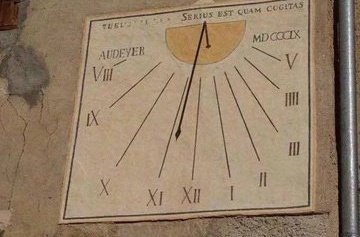 Bir güneş saatinin üstündeki yazı: 

"Serius est quam cogitas." 
anlamı;
"Vakit sandığından da geç."
..