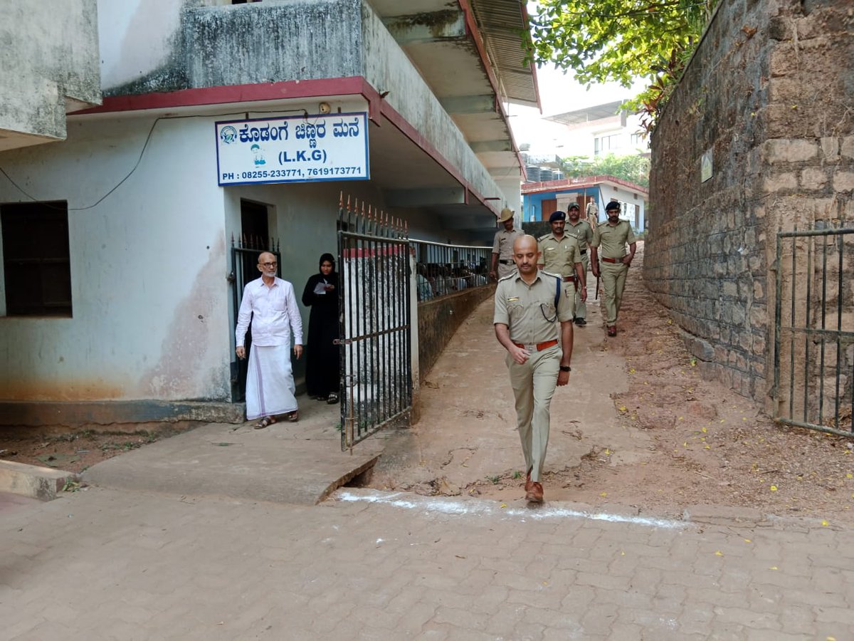 ಈ ದಿನ ಮಾನ್ಯ ಜಿಲ್ಲಾ ಪೊಲೀಸ್ ಅಧೀಕ್ಷಕರಾದ ಸಿ.ಬಿ ರಿಷ್ಯಂತ್ ಐ.ಪಿ.ಎಸ್ ರವರು ದಕ್ಷಿಣ ಕನ್ನಡ ಜಿಲ್ಲಾ ಪೊಲೀಸ್ ವ್ಯಾಪ್ತಿಯಲ್ಲಿರುವ ಚುನಾವಣಾ ಮತ ಕೇಂದ್ರಗಳಿಗೆ ಭೇಟಿ ನೀಡಿ ಪರಿಶೀಲಿಸುತ್ತಿದ್ದು, ಸದ್ರಿ ಸ್ಥಳದಲ್ಲಿ ಕರ್ತವ್ಯನಿರತ ಅಧಿಕಾರಿ/ಸಿಬ್ಬಂದಿಗಳಿಗೆ ಸೂಕ್ತ ಸಲಹೆ ಸೂಚನೆಗಳನ್ನು ನೀಡಿರುತ್ತಾರೆ.