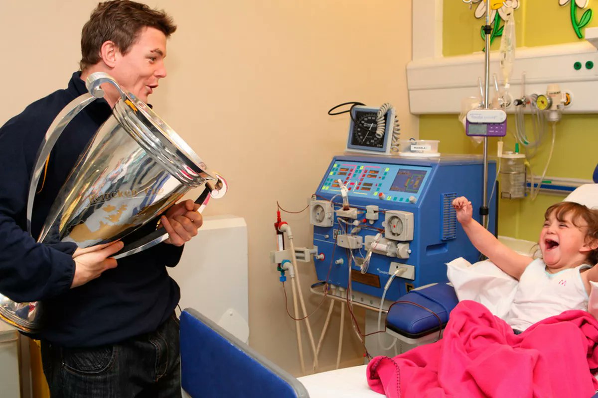 Tonight on @RTELateLateShow! Ireland & Leinster rugby legend @BrianODriscoll will join Patrick along with a very special guest. In 2011, the nation fell in love with transplant recipient Michaela Morley - pictured meeting Brian. She will be appearing tonight! #DonorWeek24