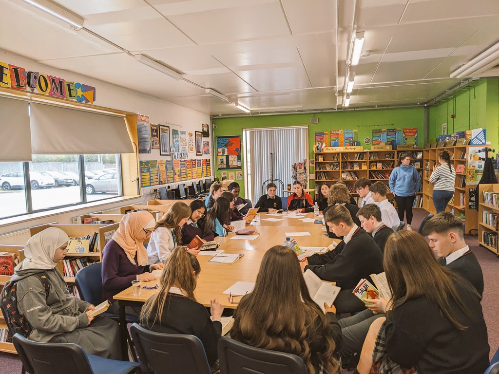 Happy National DEAR Day! Roscrea Community College joined Thomond CC book club for a Drop Everything and Read in our library today. #DEARIrl Students discussed books and chose books from the library to read for the DEAR. @dear_ireland @jcsplibraries @ThomondCommColl @cproscre