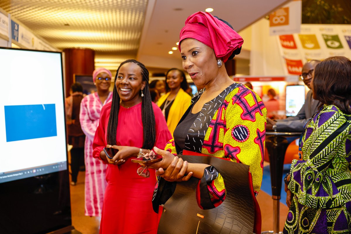 Our Regional Director @ahunnaeziakonwa visited the @UNDP booth at the #ARFSD Knowledge Fair 📖 to engage with teams and learn how our knowledge efforts are supporting innovative development approaches towards inclusive growth & governance, youth empowerment and gender equality.